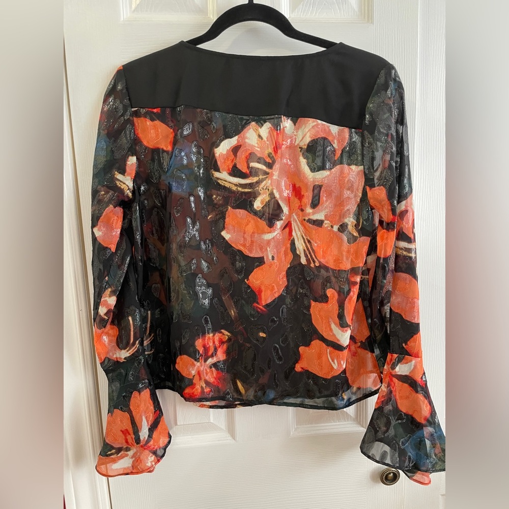 Beautiful GUESS Blouse/Top - Picture 2 of 4